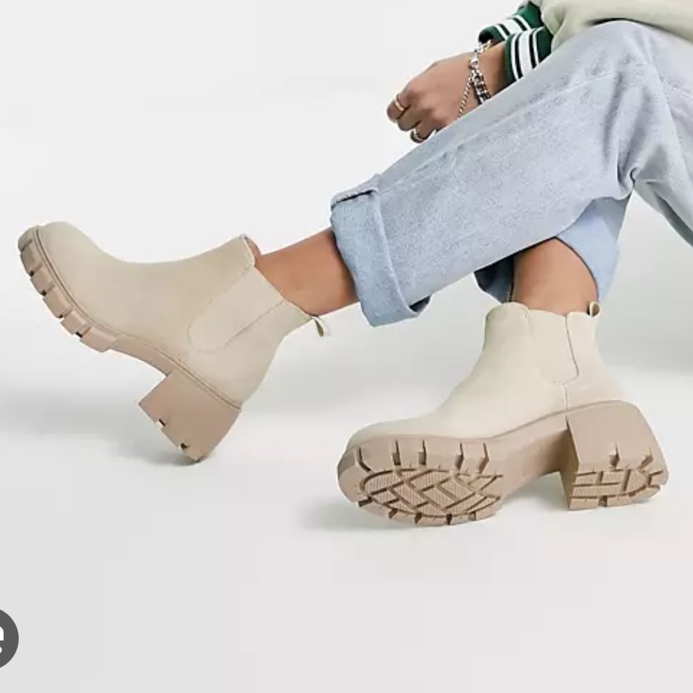 Steve Madden Howler Chunky Chelsea Boots in Sand Suede, size 7.5